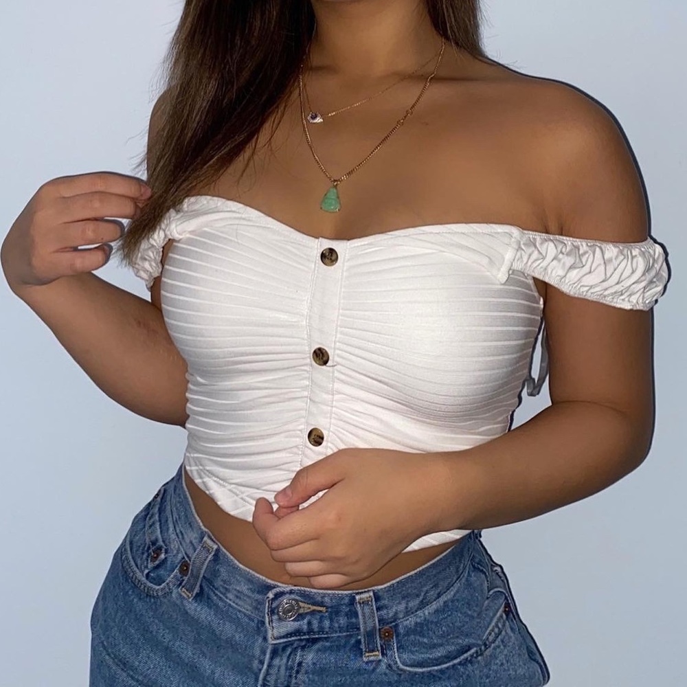 White ruffle sleeve crop tank with buttons